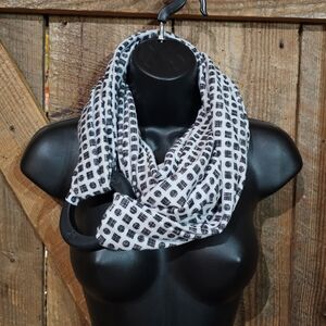 Boppy Nursing Cover w/Attached Teething Ring White Black Geometric Pattern EUC